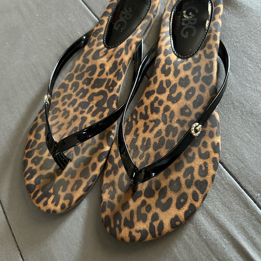 Stylish Leopard Print Flip Flops - image 2